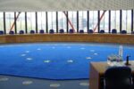 Bild: European Court of Human Rights Court room © Magnus Manske via Wikipedia