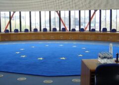 Bild: European Court of Human Rights Court room © Magnus Manske via Wikipedia
