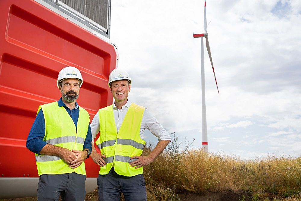 Foto: Karsten Brüggemann, Geschäftsführer Nordex Deutschland und Österreich, mit Markus Winter; CTO Windkraft Simonsfeld AG © Astrid Knie