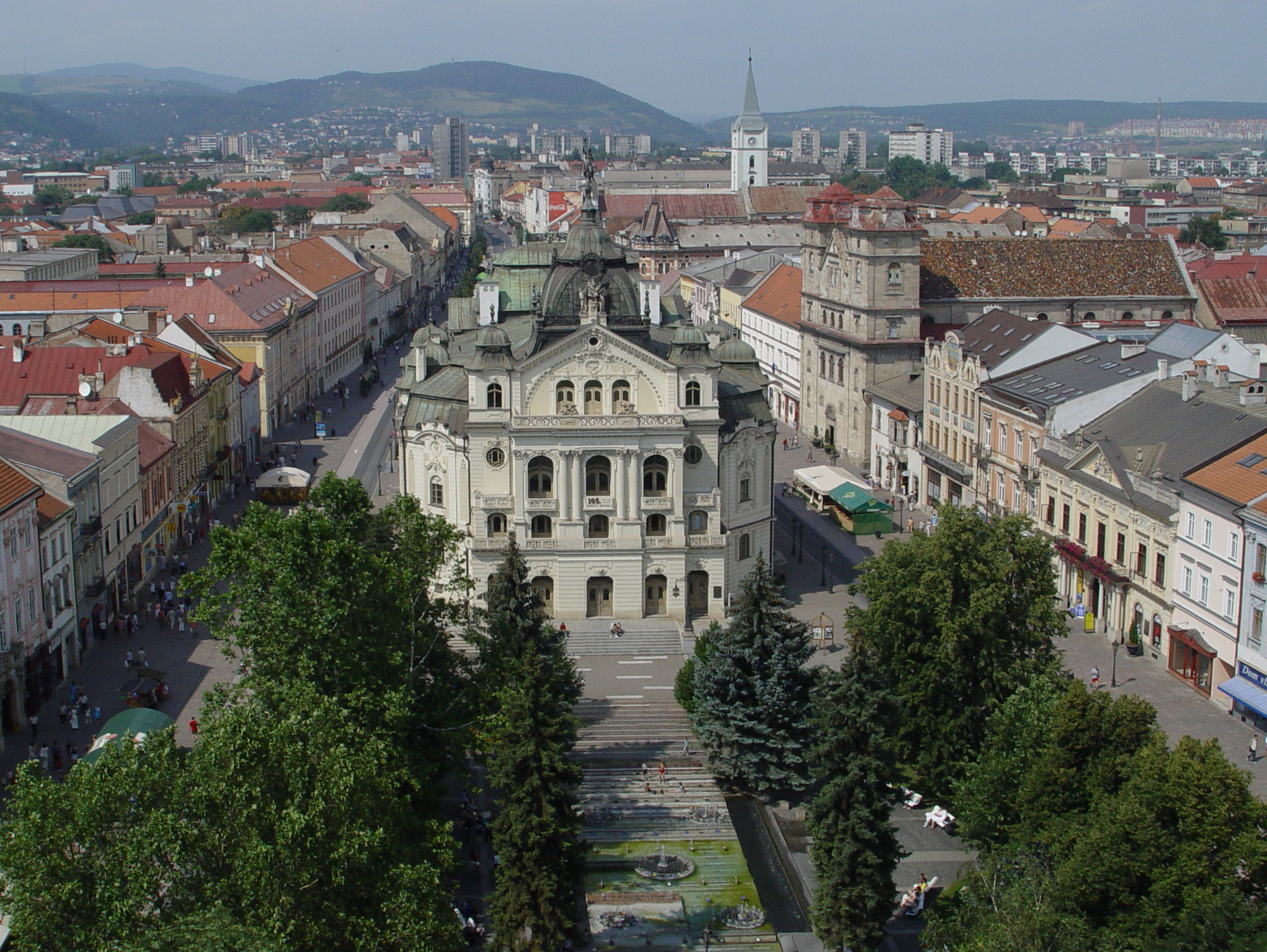 Foto: Kosice, State Theatre and Main Street - Copyright: Maros M r a z