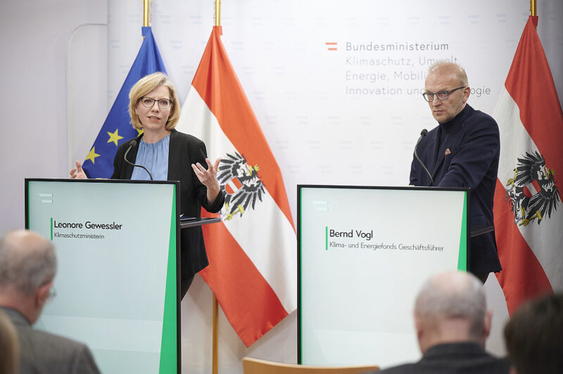 Foto: Bundesministerin Leonore Gewessler und Bernd Vogel, Geschäftsführer Klimafonds © Klima- und Energiefonds / APA-Medienservice, Hörmandinger