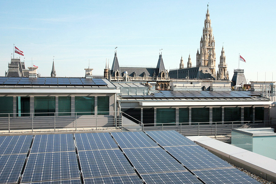 Foto: Photovoltaikanlage auf dem Amtshaus in Wien, Bartensteingasse 9 © PID, Christian Fürthner