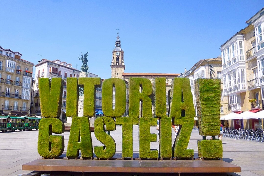 Bild: Plaza de la Virgen Blanca, Escultura vegetal, Vitoria Gasteiz © Zarateman
