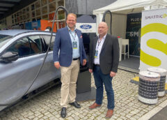Foto: SMATRICS CEO Hauke Hinrichs und Stefan Haack, Manager Energy Systems and Services bei Ford Motor Company Deutschland © SMATRICS