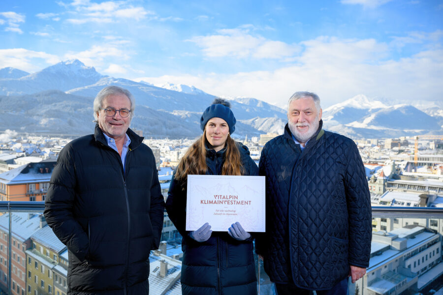 Foto: Roderich Urschler und Sarah Twardella (Vitalpin), Dr. Franz Fischler, Jury-Vorsitzender, Vitalpin KlimaInvestment Förderpreis