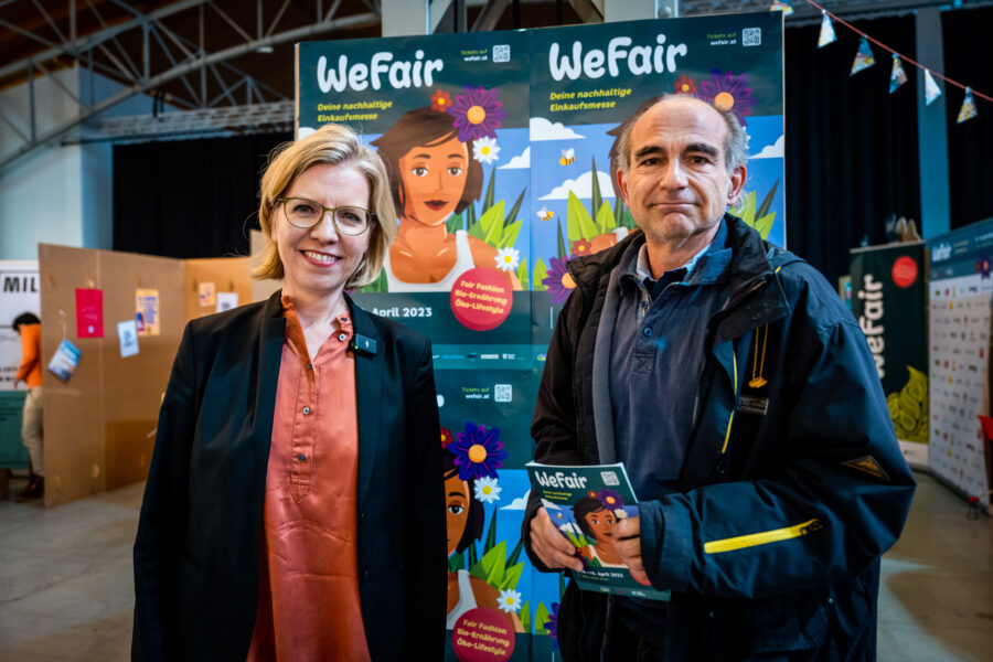 Foto: Klimaschutzministerin Leonore Gewessler und Manfred Kainz (UMWELT JOURNAL ) © BMK, Cajetan Perwein